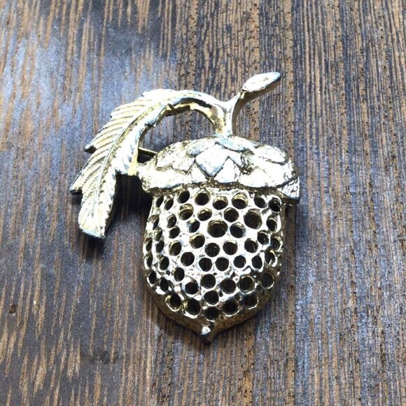 Sarah Coventry Jewelry - Vintage Sarah Coventry Acorn Brooch Gold Tone Signed